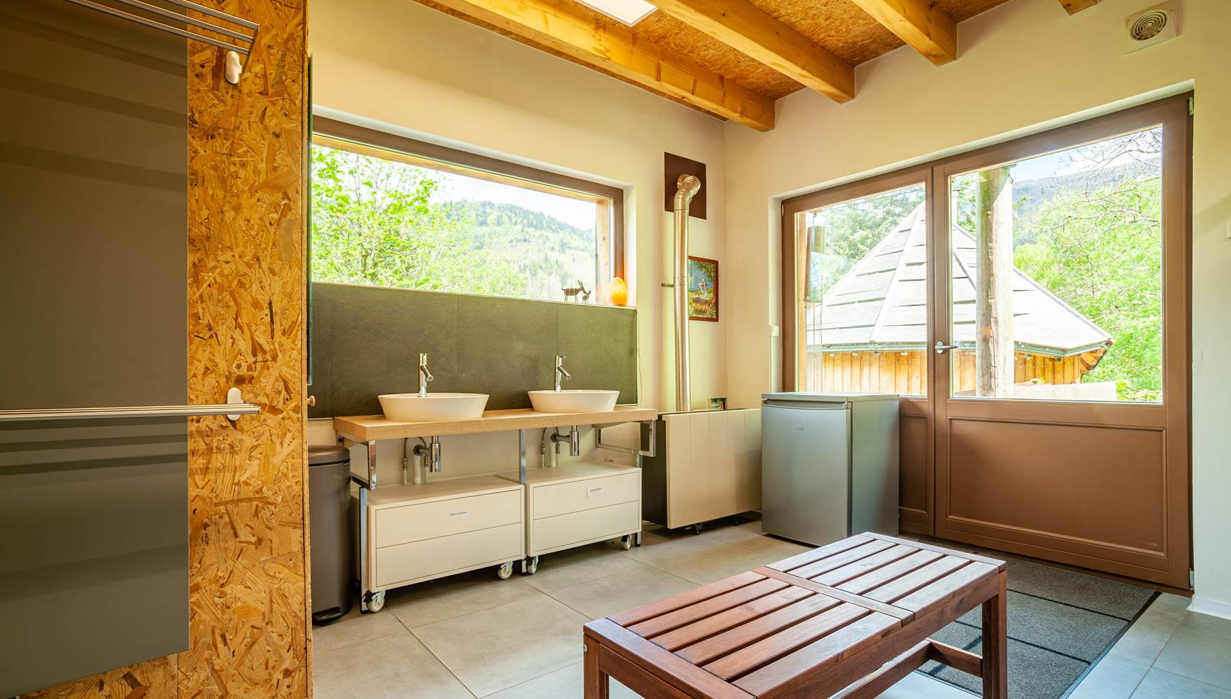 WC et douche privative dans les sanitaires communs avec la Cabane islandaise