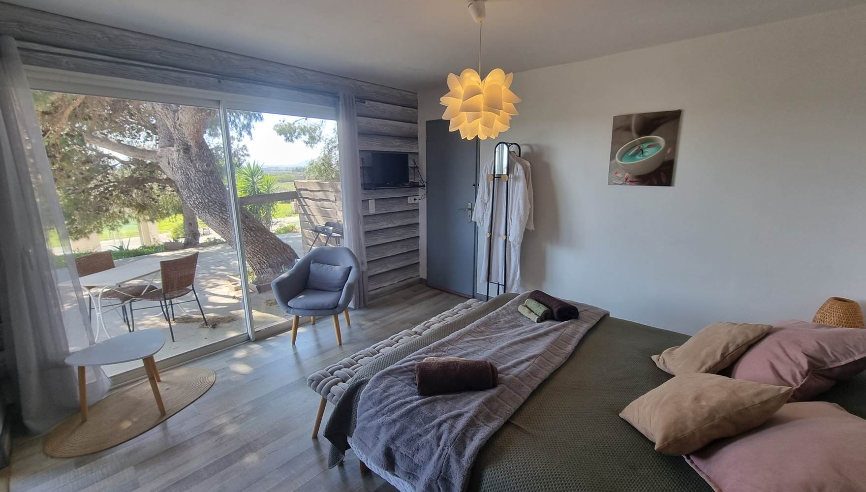 chambre lumineuse interessante pour le télétravail