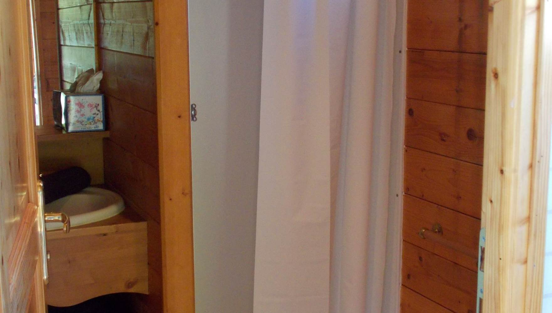 Domaine du Gué du Roi Roulotte du Gué du Roi Salle d'Eau