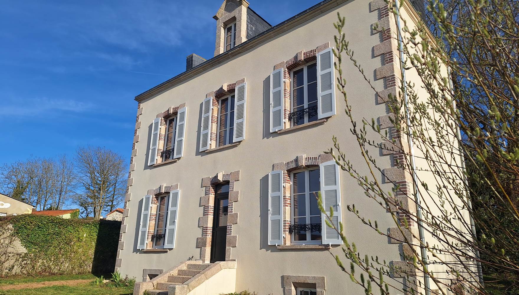 exterieur vue de profil gite de charme le quatre feuilles