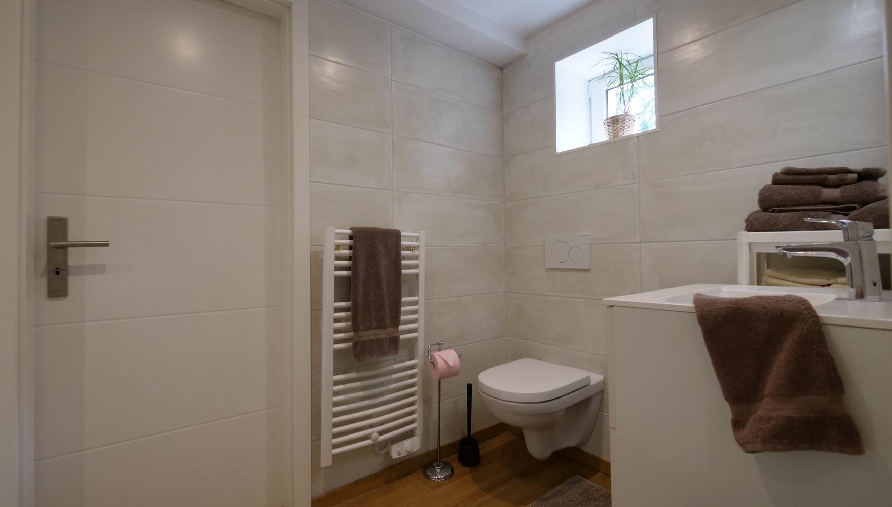 Salle de bain côté wc et lavabo