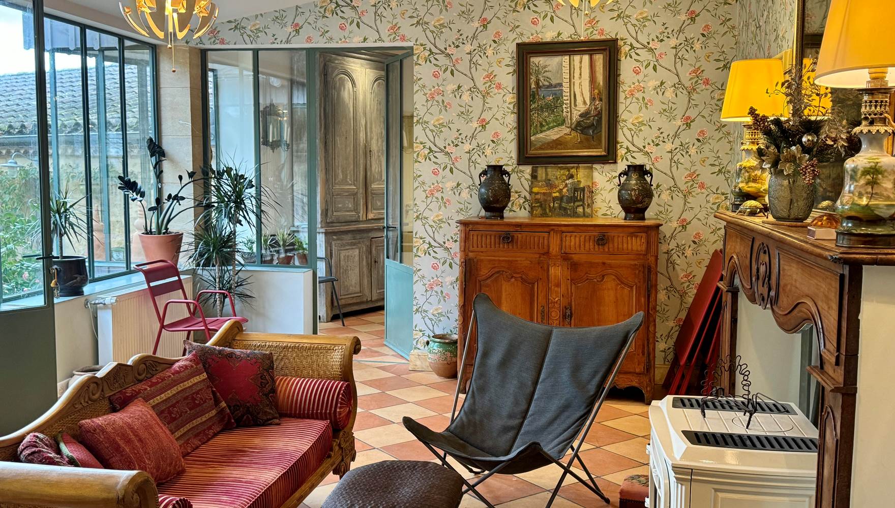 Le salon d'été véranda avec accès au jardin