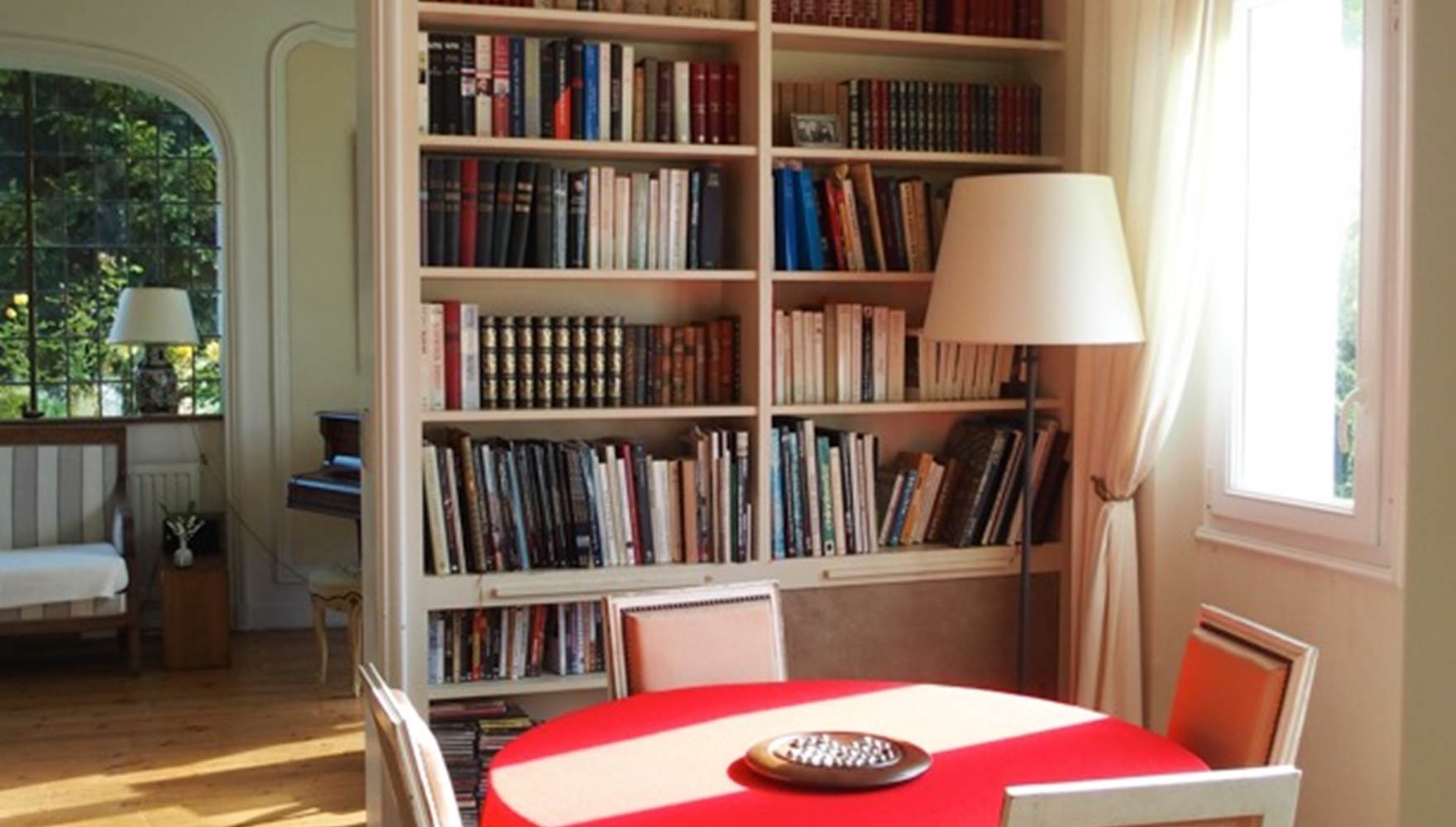 gite-proche-angers-salon-bibliothèque-table de jeux