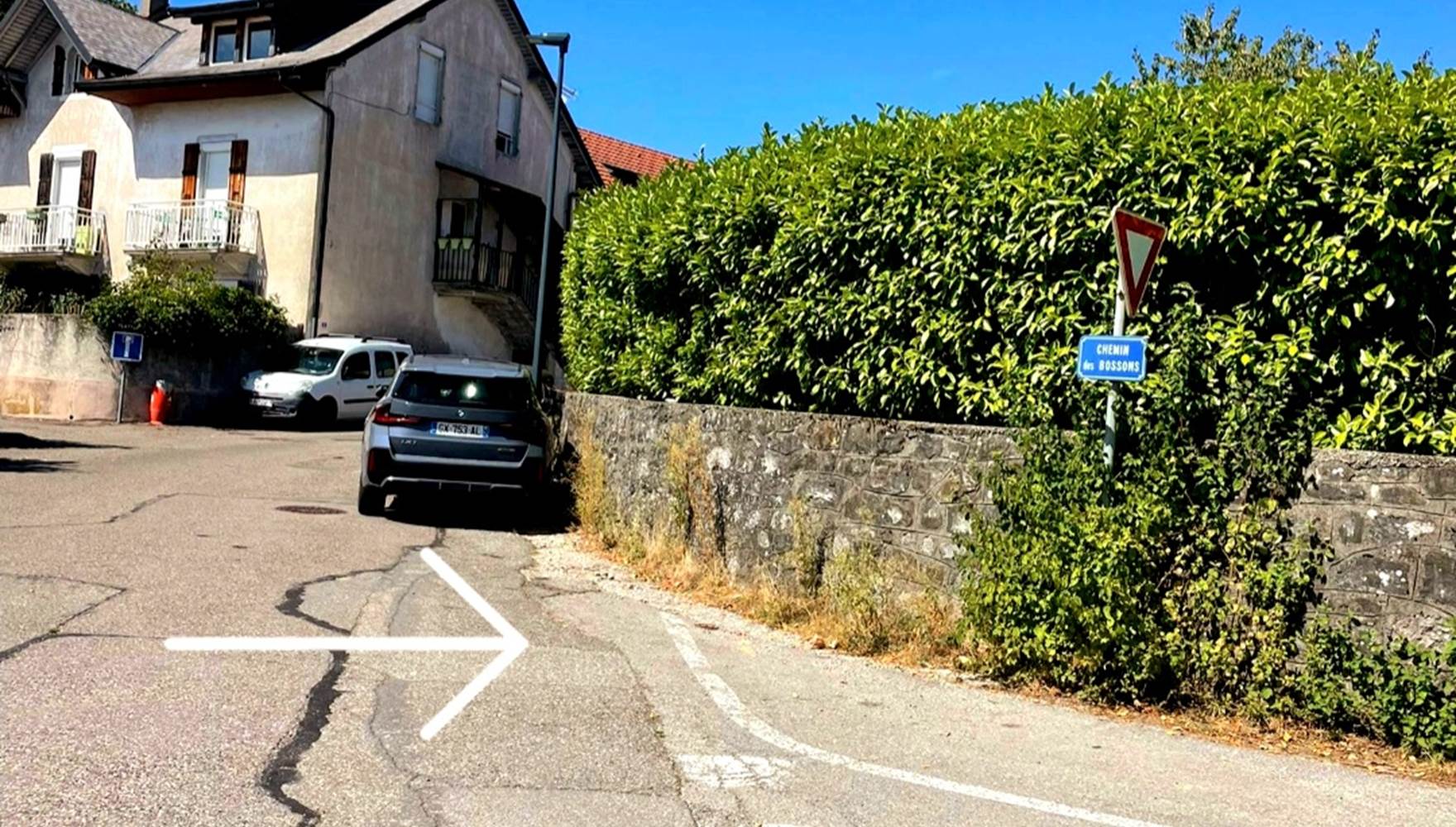 Places stationnements le long du mur à droite