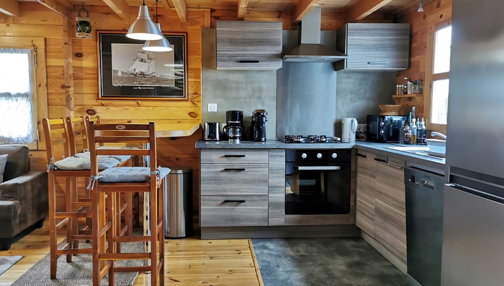 Cuisine entièrement équipée idéale pour un séjour en famille au Chalet de Kerescar à Plouarzel en Bretagne