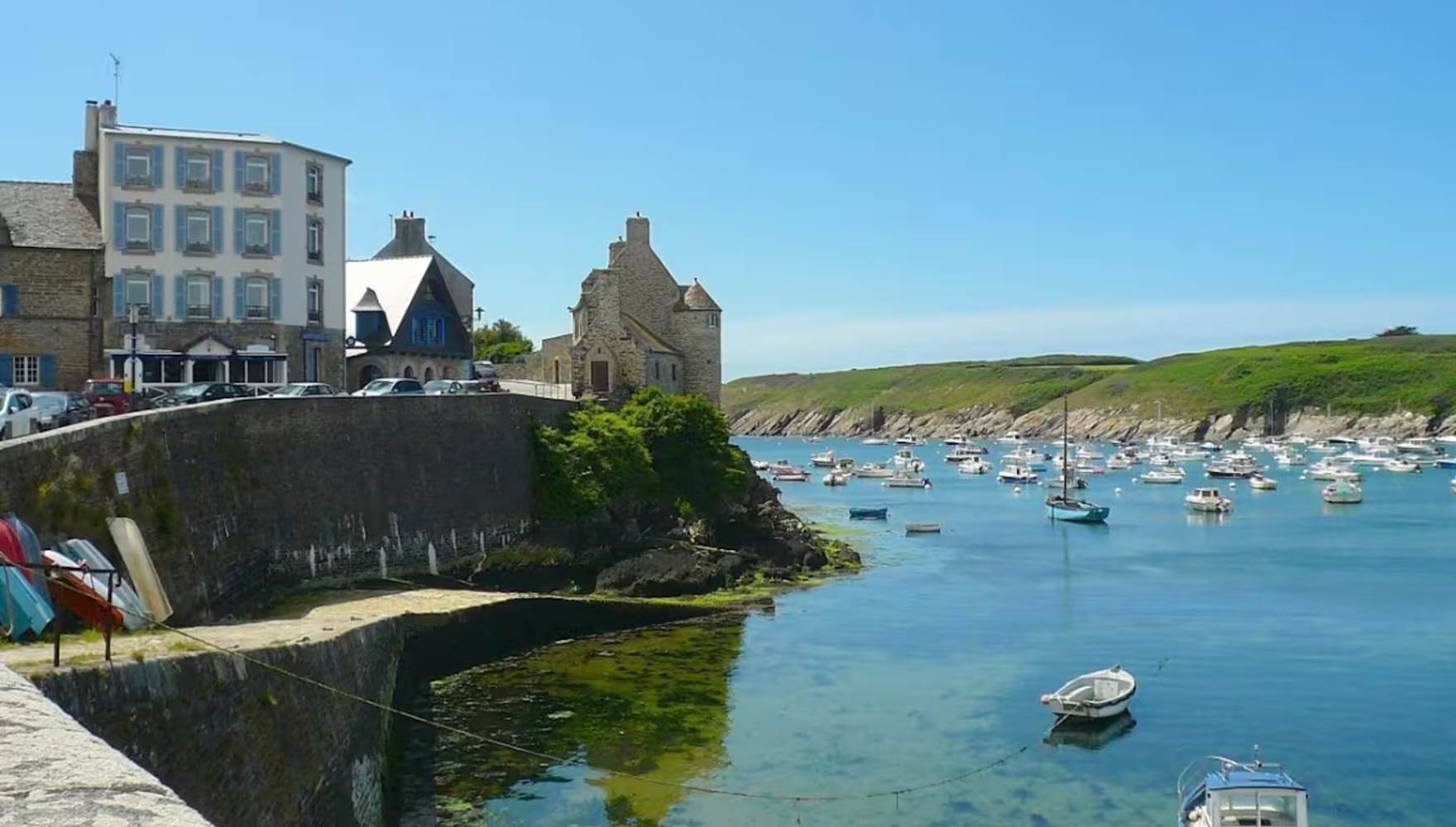 Au départ du Conquet à 15 minutes des Chalets de Kerescar, des excursions en mer d’Iroise permettent d’admirer les dauphins