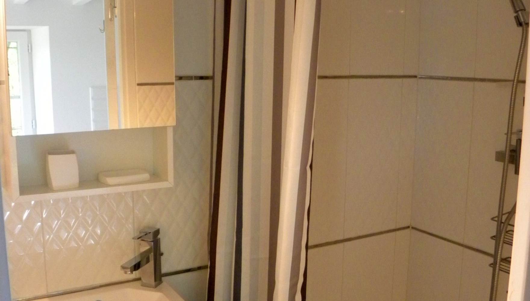 Domaine du Gué du Roi Gîte Le Pigeonnier du Gué du Roi Salle d'Eau