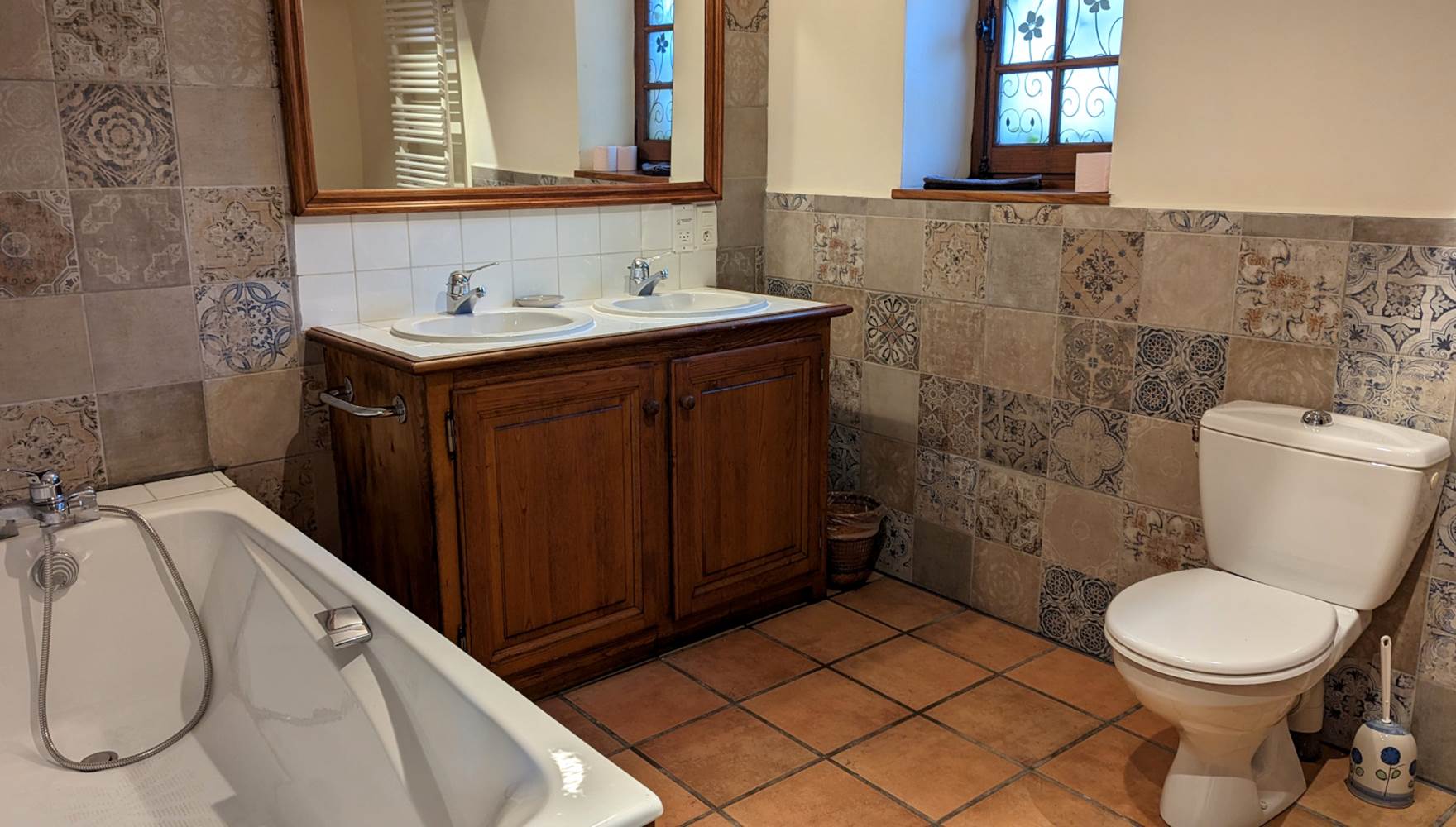 Cottage Salle de bain en-suite. Baignoire, double vasque, wc