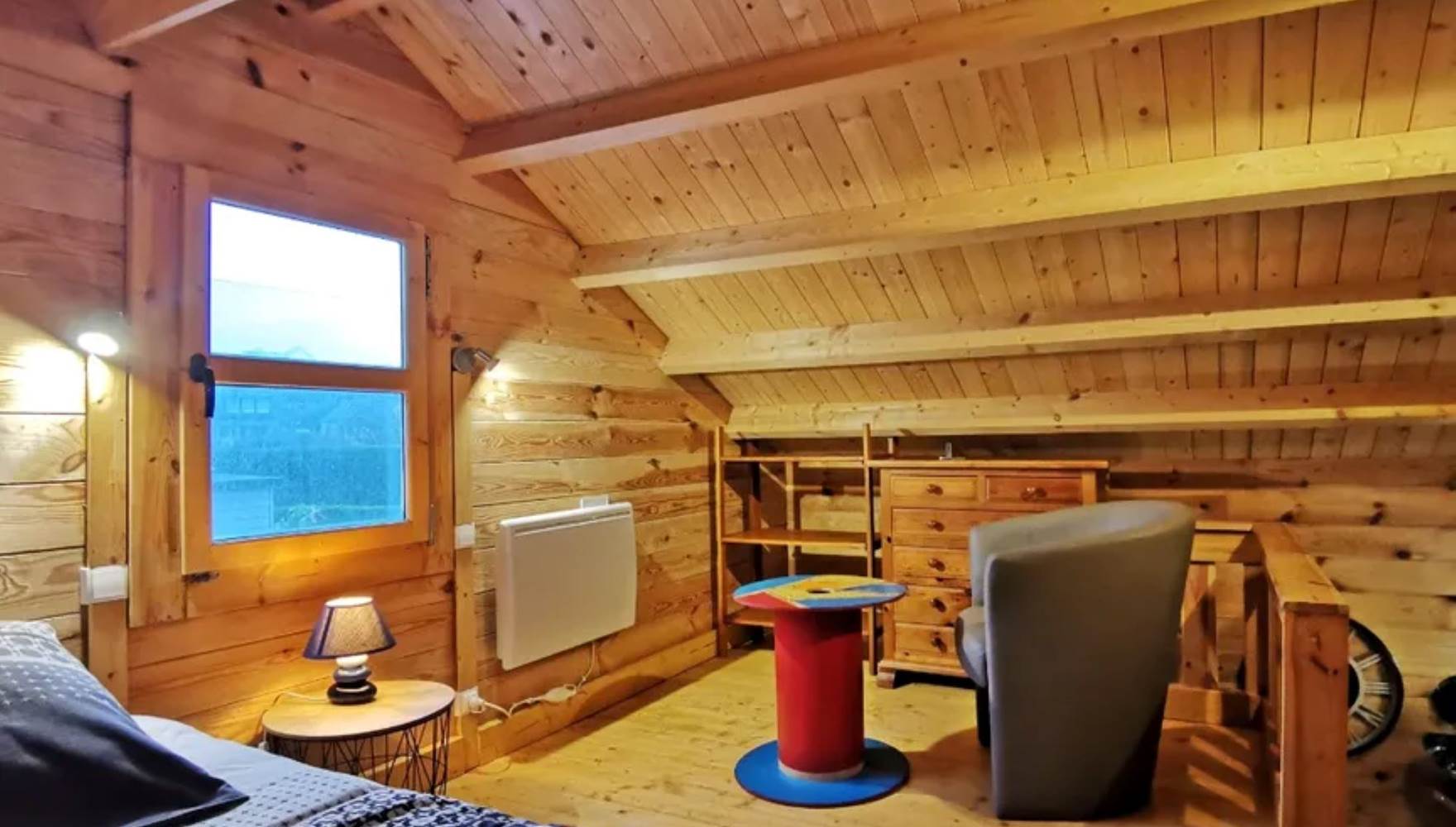 Séjour romantique dans sa chambre chaleureuse avec lit 160×200 et coin salon au chalet Ouessant