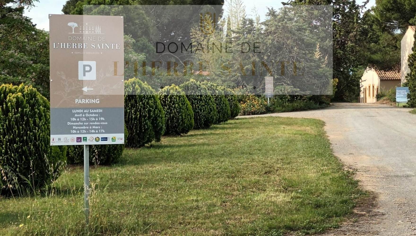 Un parking à l'entrée du domaine pouvant accueillir des BUS