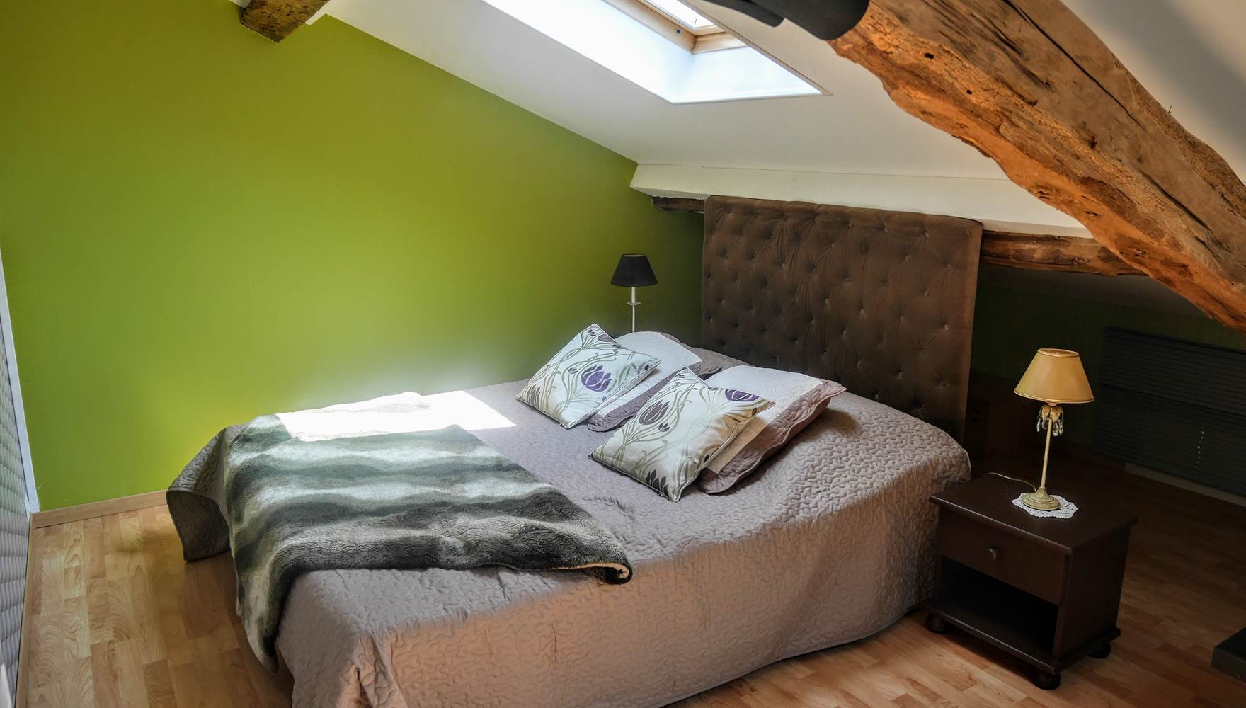 chambre 5 sous combles et climatisée avec lit en 160 électrique