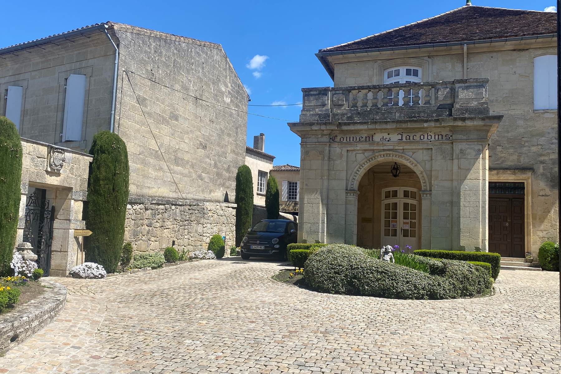 Couvent-Jacobins-citadelle-médiévale-vignoble-photo-page