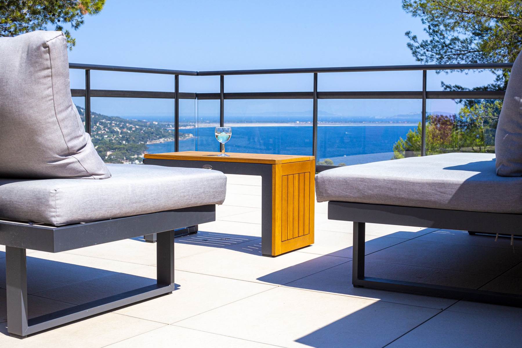 Terrasse privative 48 m2 vue mer et collines-photo-page