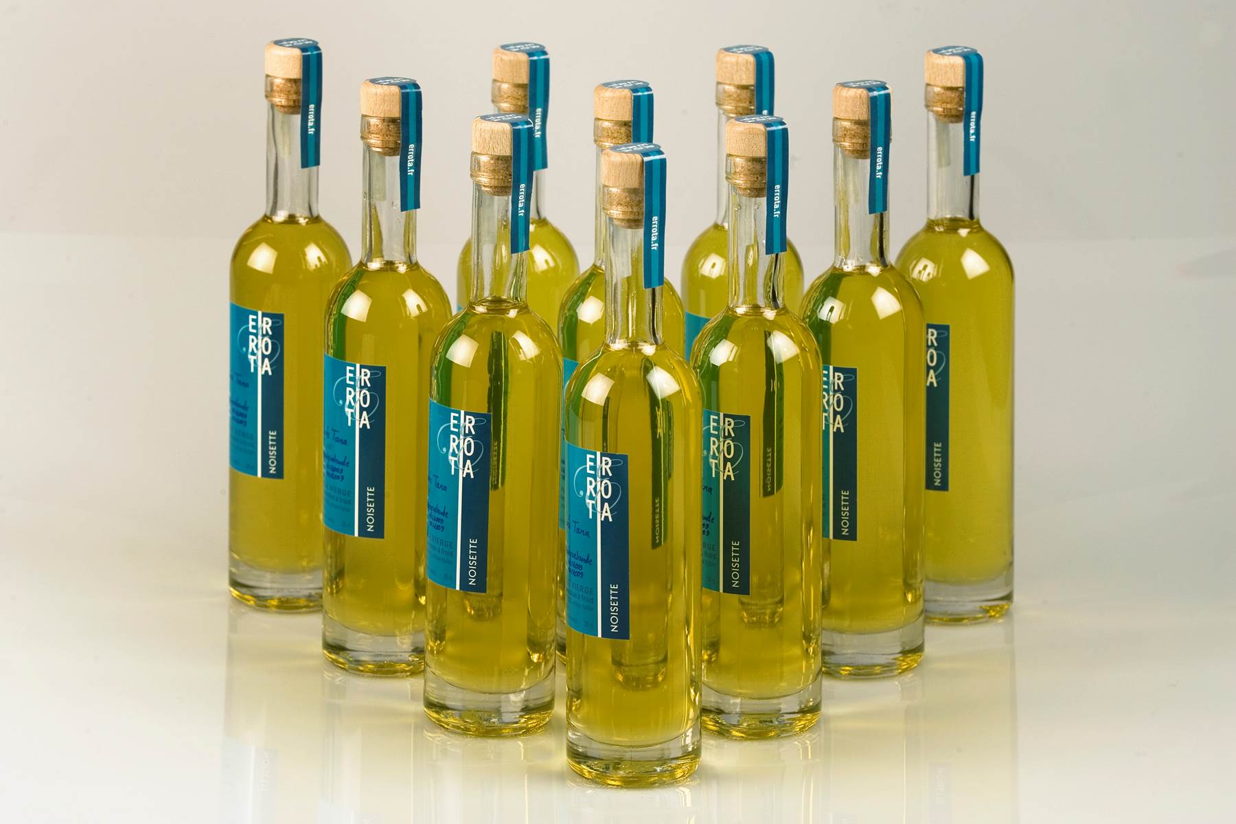 L'huile vierge de noisette de première pression à froid