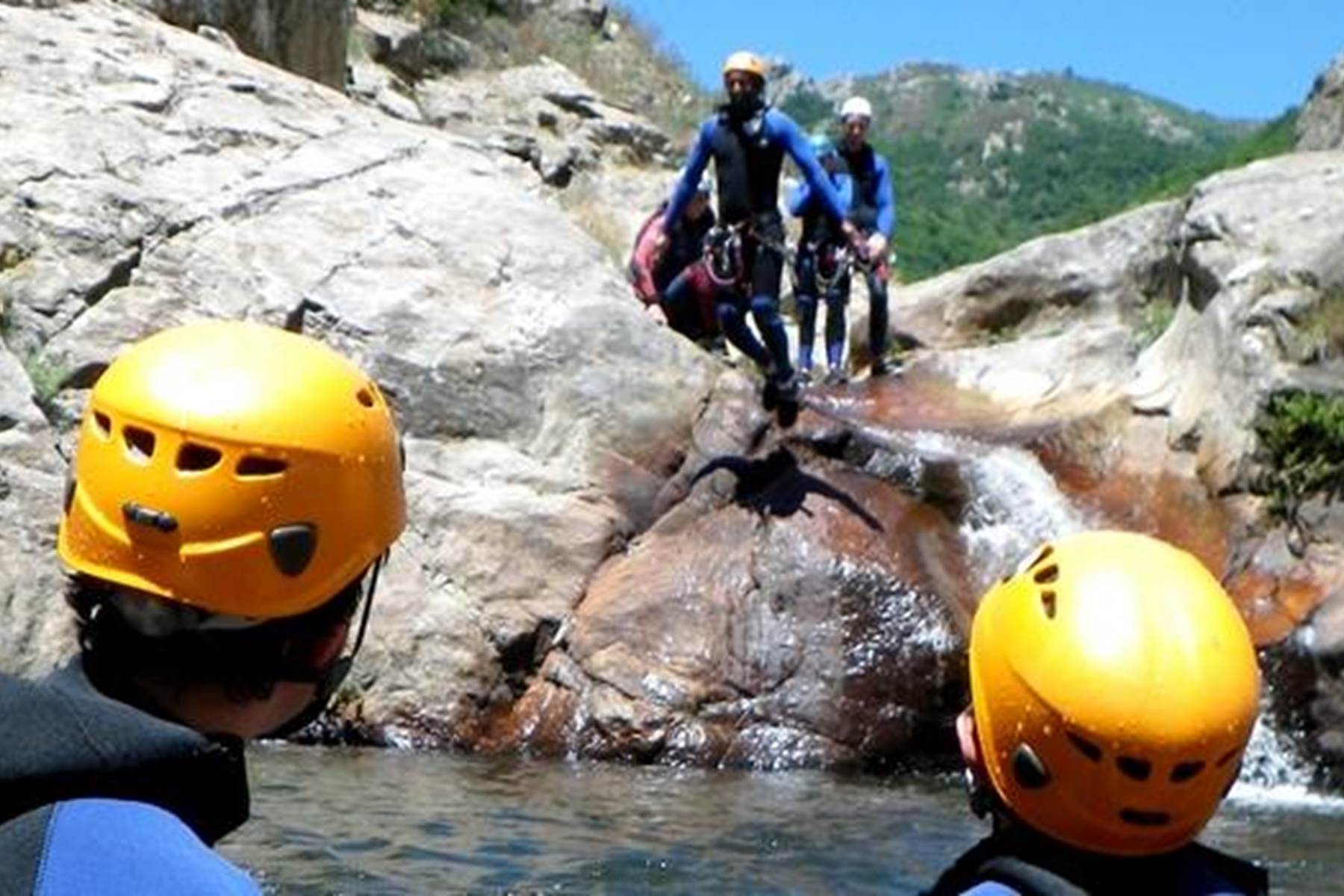 ciel-bleu-et-de-l-eau-fraiche-au-canyoning-du-rec-grand-pres-de-montpellier-mediterranee_1024x350-crop=1