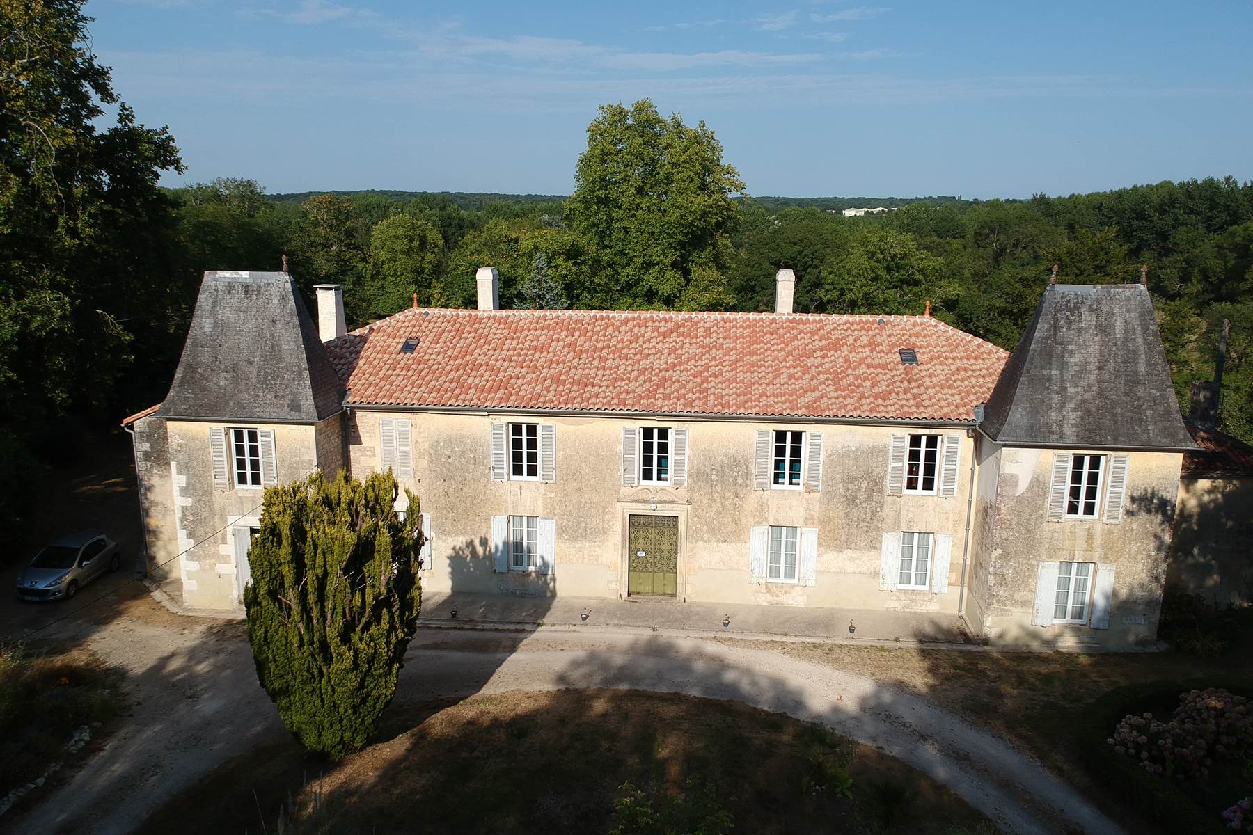 Le Château de Seugnac, lumineux et paisible, se dresse au cœur de la Charente-Maritime. Un lieu de réception romantique pour un mariage hors du temps.