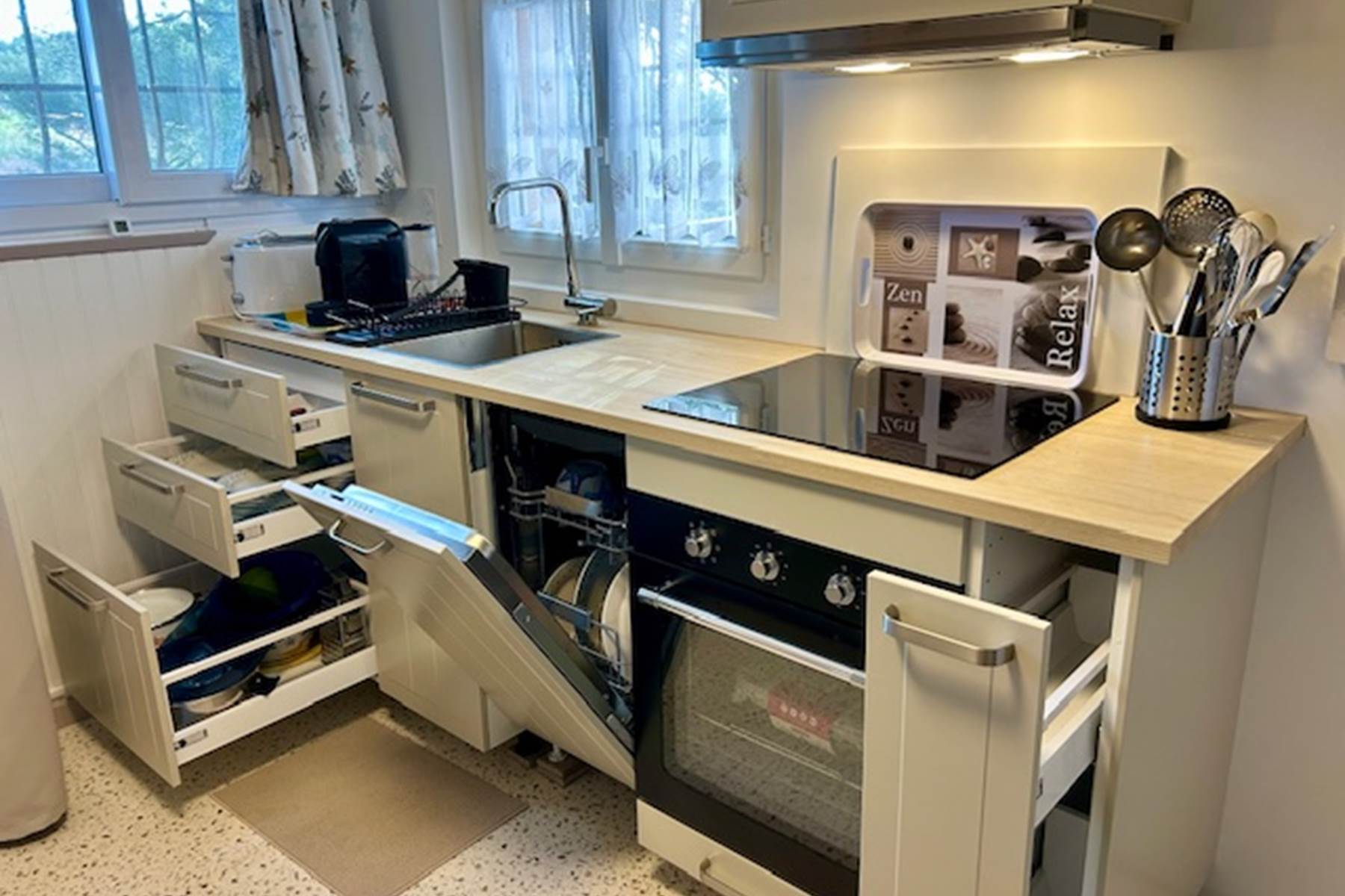 Cuisine neuve avec lave-vaisselle-photo-page