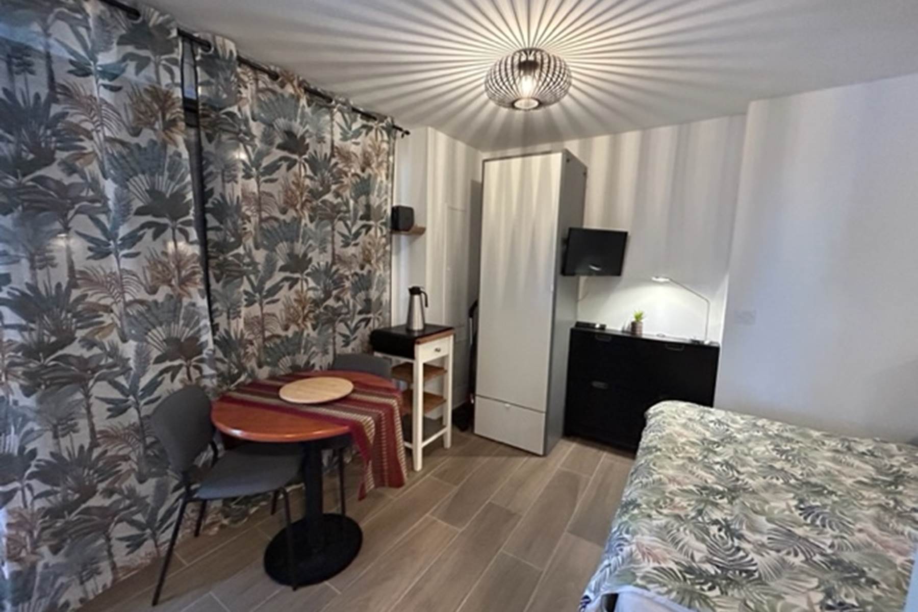 Le studio obscurci pour la nuit-photo-page