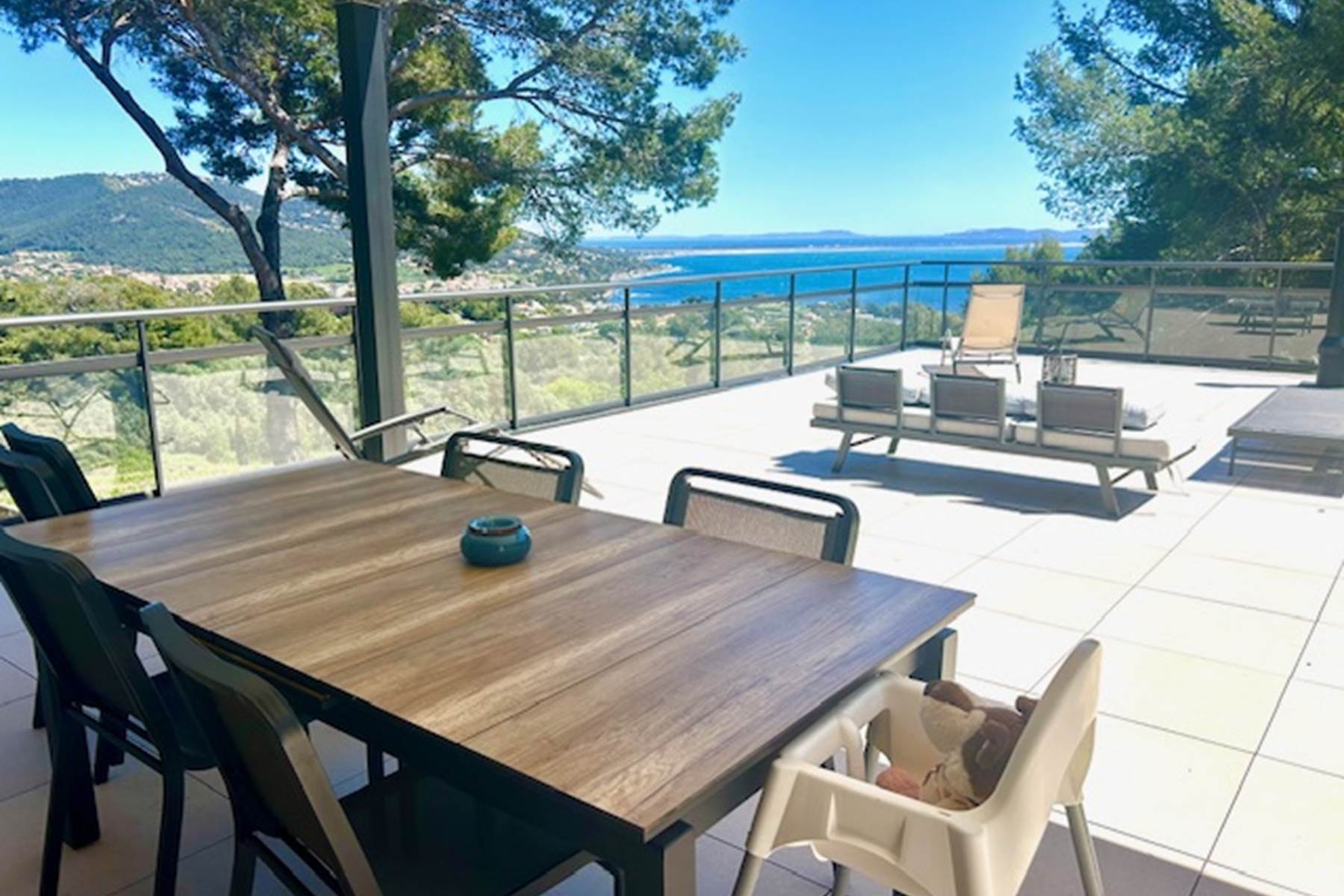 Table extérieure sous la pergola-photo-page