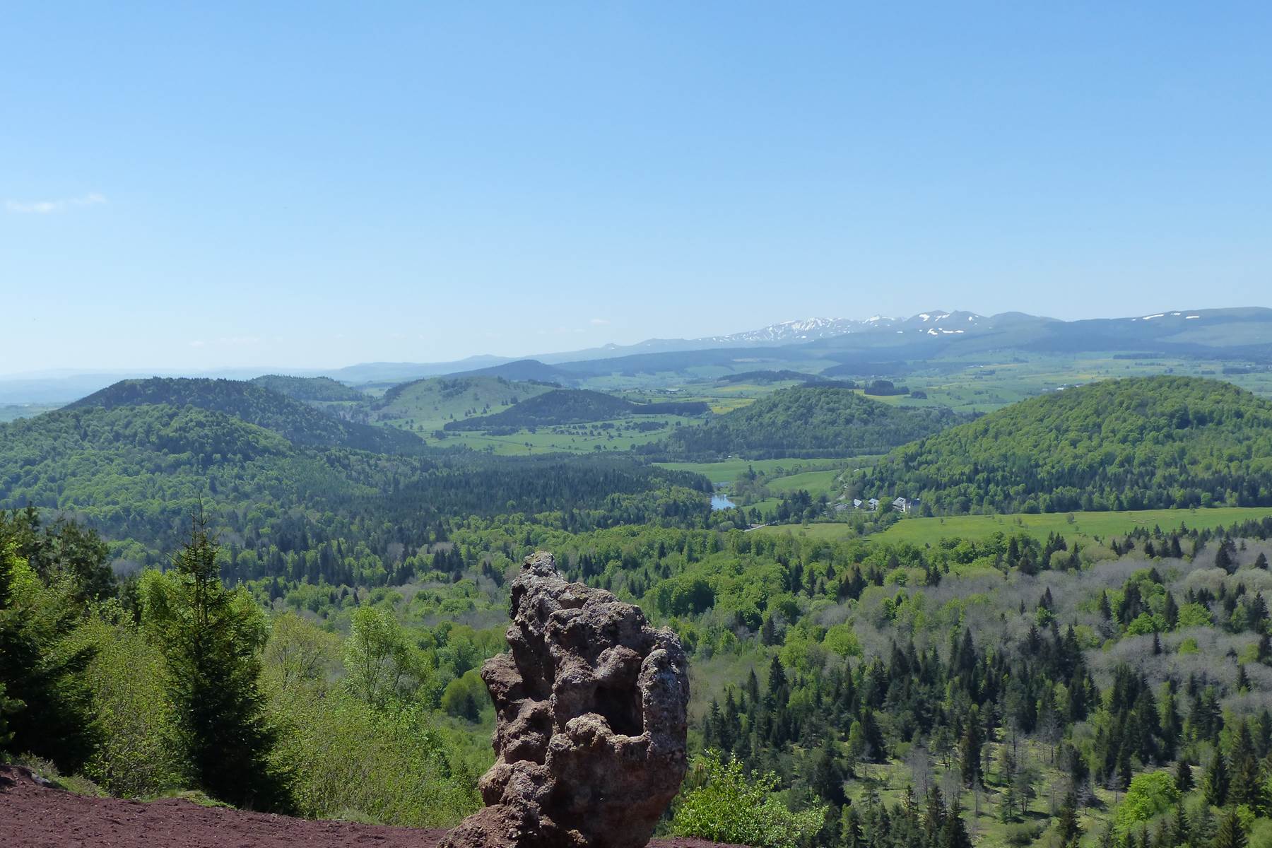 Bombe volcanique sur les puys de la vache et Lassolas-photo-page