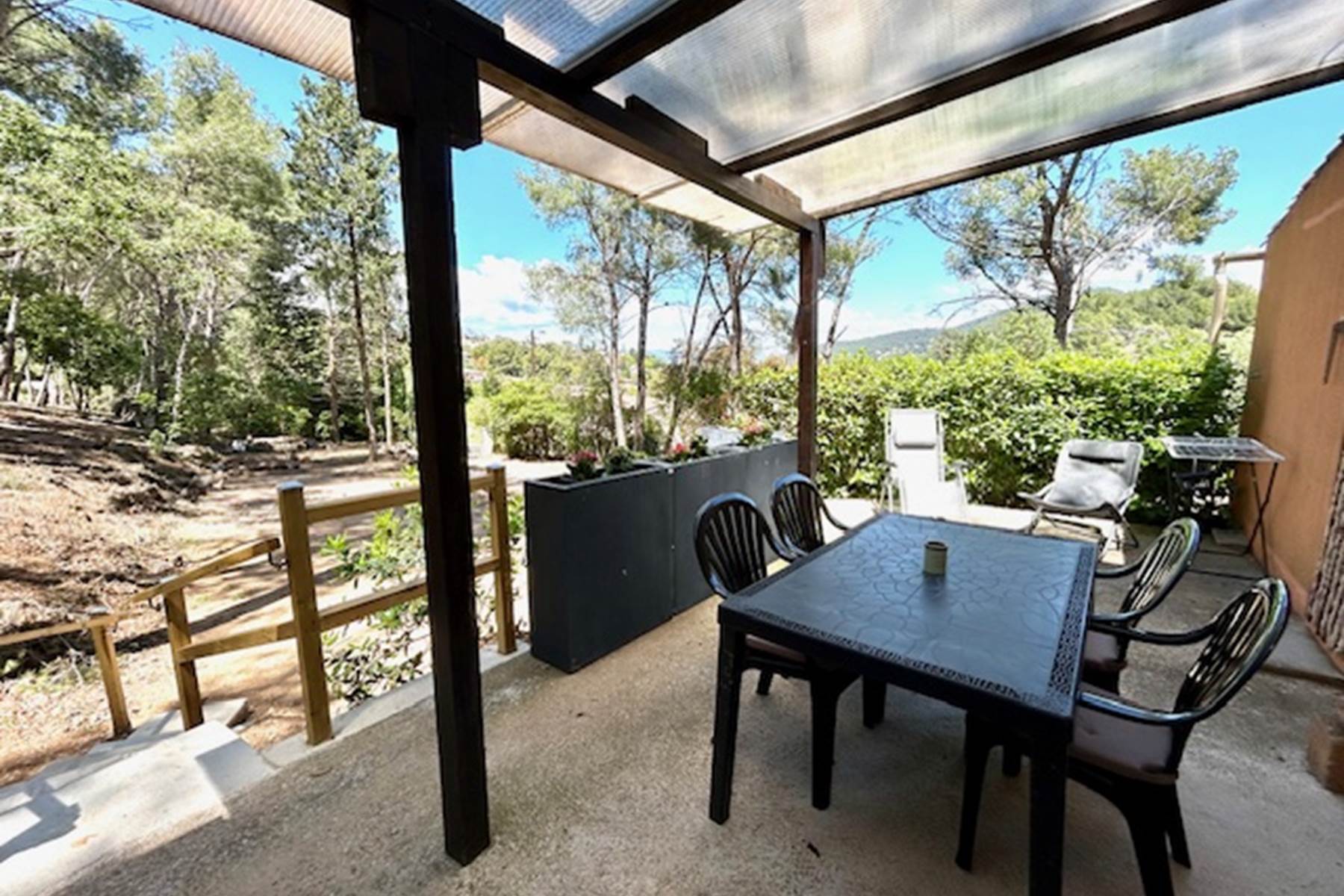 Terrasse ombragée côté pinède-photo-page