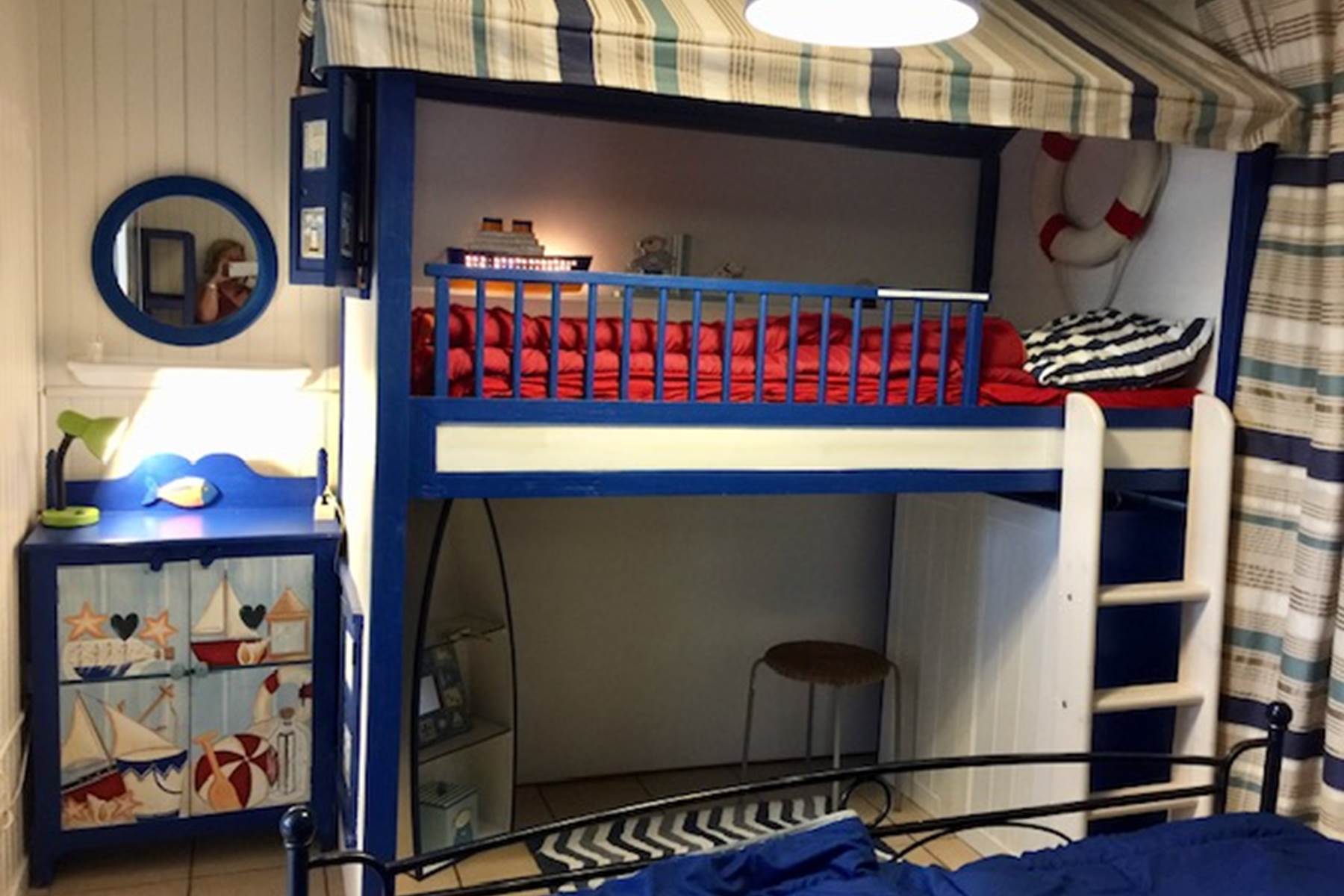 Lit cabane surélevé style cabine de bateau-photo-page
