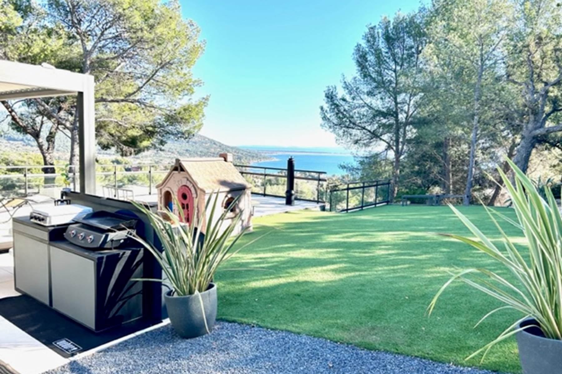 Cuisine d'été, jardin et jeux enfants-photo-page