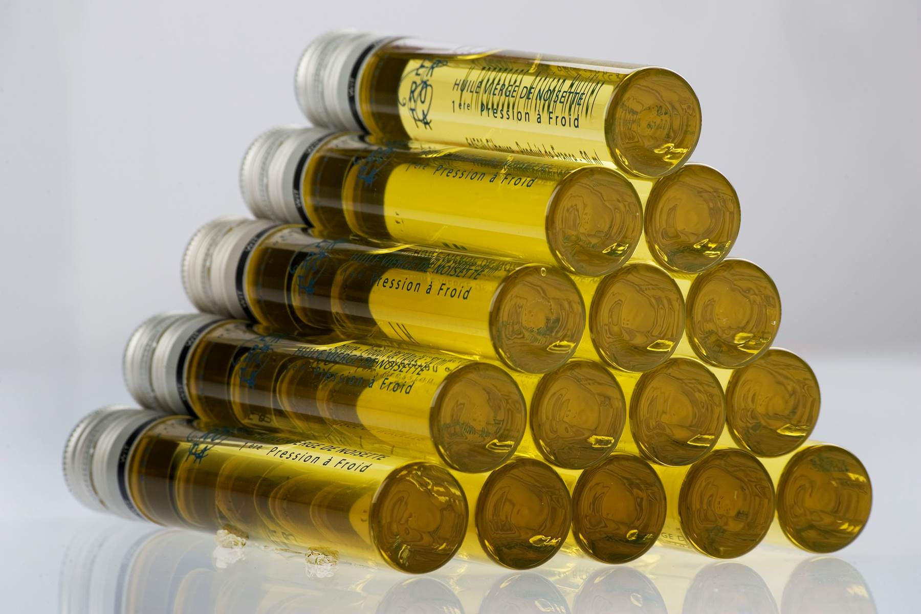 L'huile vierge de noisette de première pression à froid