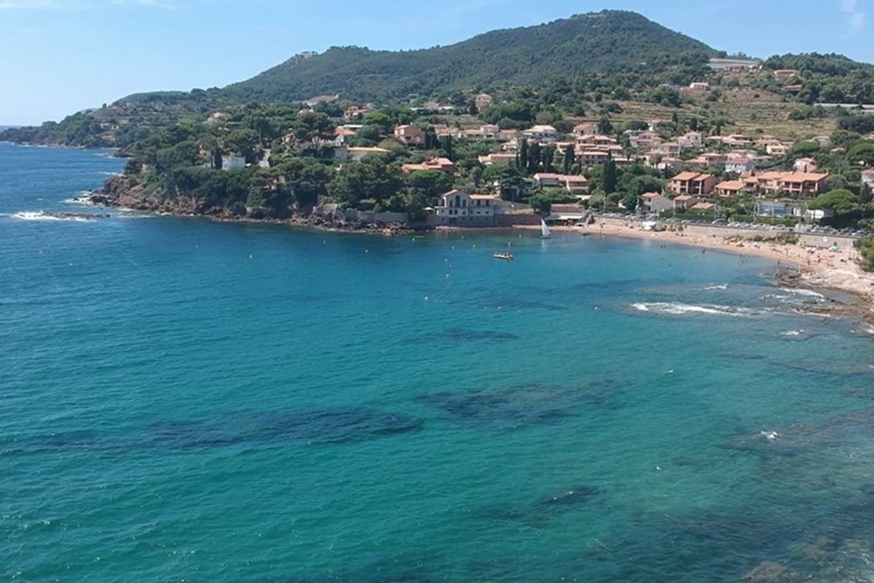 La résidence est située sur la Colle Noire au-dessus de la plage du Pradon-photo-page