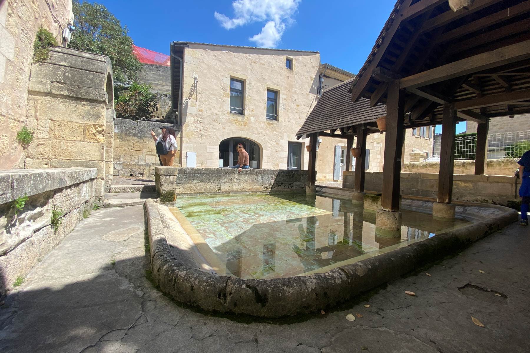 Lavoir-fontaine-roi-France-Saint-Emilion-Gironde-photo-page