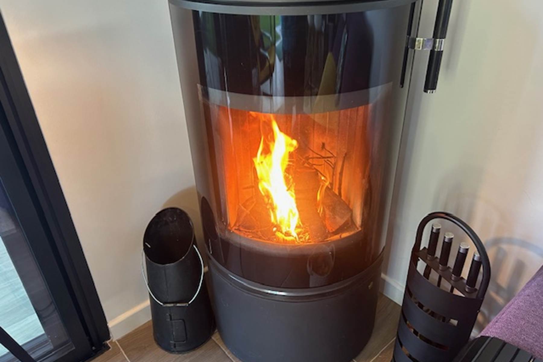 Poêle avec bois à disposition-photo-page