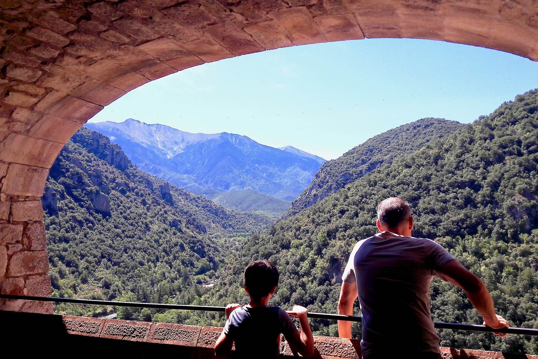 Point de vue sur les Pyrénées Catalanes, depuis Le fort Libéria-photo-page