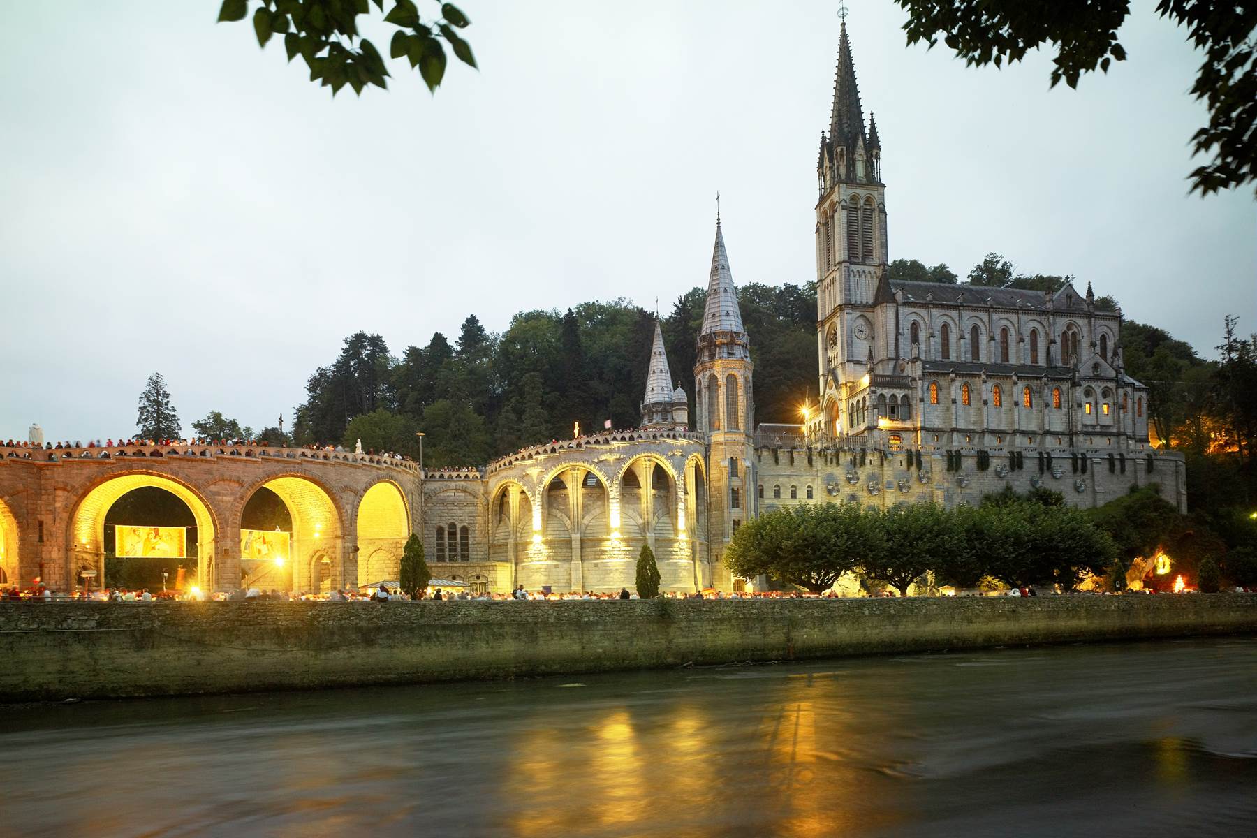 Lourdes Procession aux flambeaux devant la basilique du Rosaire-photo-page