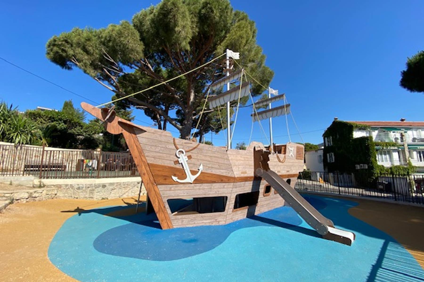 Place de jeux au port de Carqueiranne-photo-page