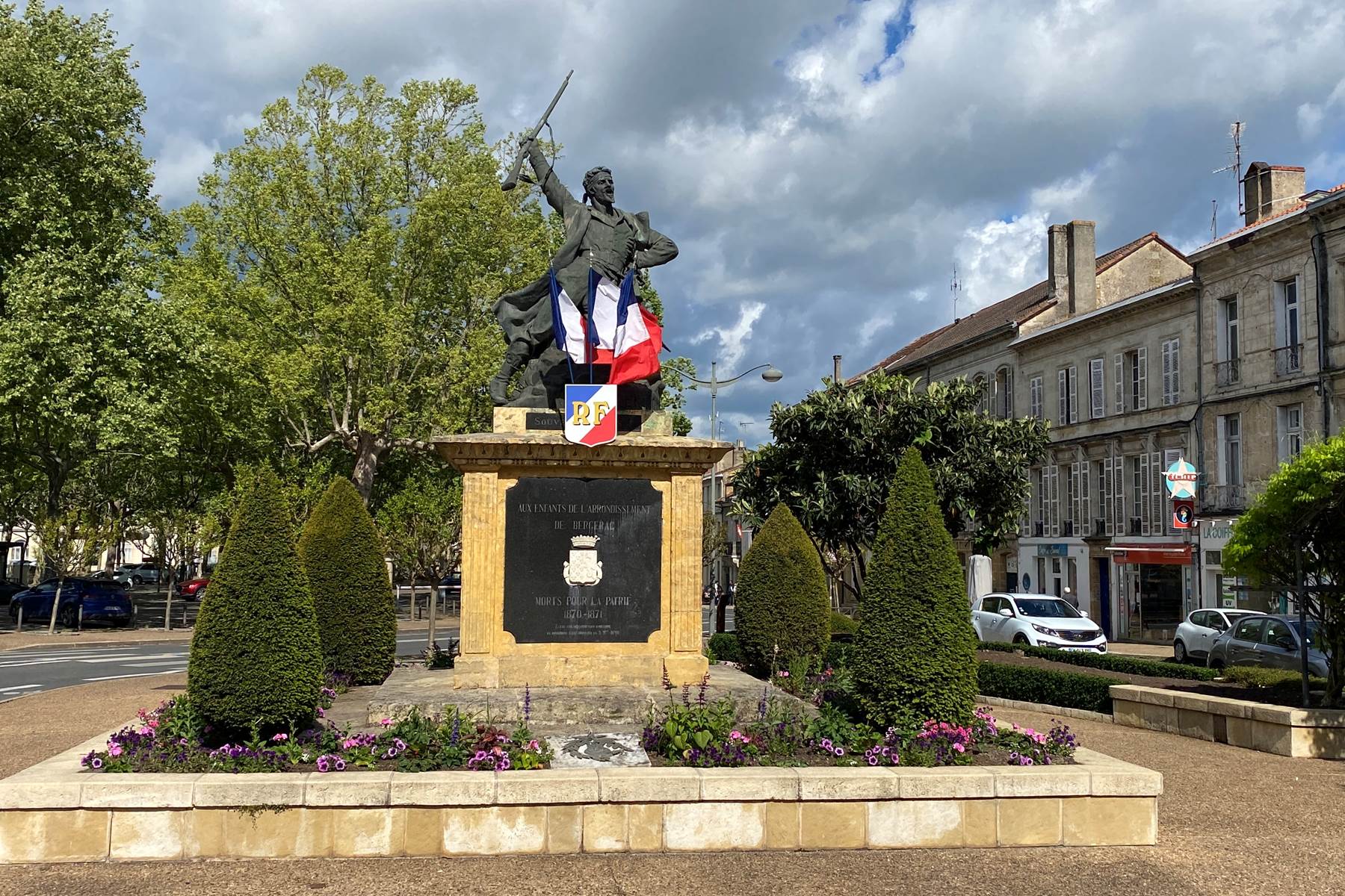 Monument-aux-morts-Bergerac-statue-centrale-ville-histoire-photo-page