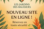 Annonce tropicale des Jardins des Balisiers à Sainte-Anne en Guadeloupe : lancement du nouveau site internet avec réservation en ligne sécurisée. Gîtes écoresponsables, jardin tropical, ambiance chaleureuse et logo balisier sur fond exotique.