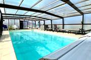 Piscine couverte avec son eau à 28°