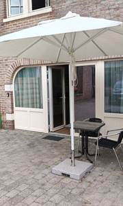 Entrée indépendante par la cour, terrasse privative face au studio