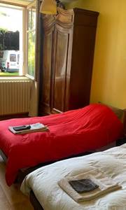 Deux lits simples confortables 