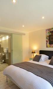 la chambre de julien , queen size bed