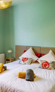Une chambre lumineuse et élégante avec un lit king size de 180 × 200 cm, modulable en deux lits simples de 90 × 200 cm selon vos besoins. Un espace confortable et apaisant pour des nuits reposantes à Troyes.