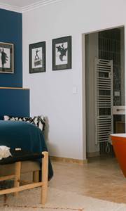 6 BD la suite Royale Marcelle possede une baignoire et une douche
