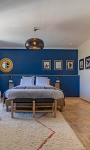 Suite "Royale Marcelle" de 44m² avec sa baignoire ilot et sa douche italienne