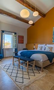 La chambre "Toit mon toit" avec sa fameuse vue. Vous apprécierez sa belle hauteur sous plafond qui donne à cette chambre une atmosphère unique