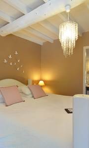 la chambre de mireille , lit queen size bed