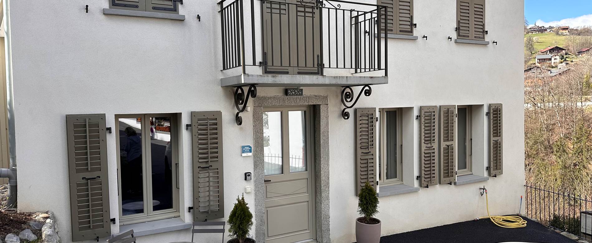 Entrée appartement et parking