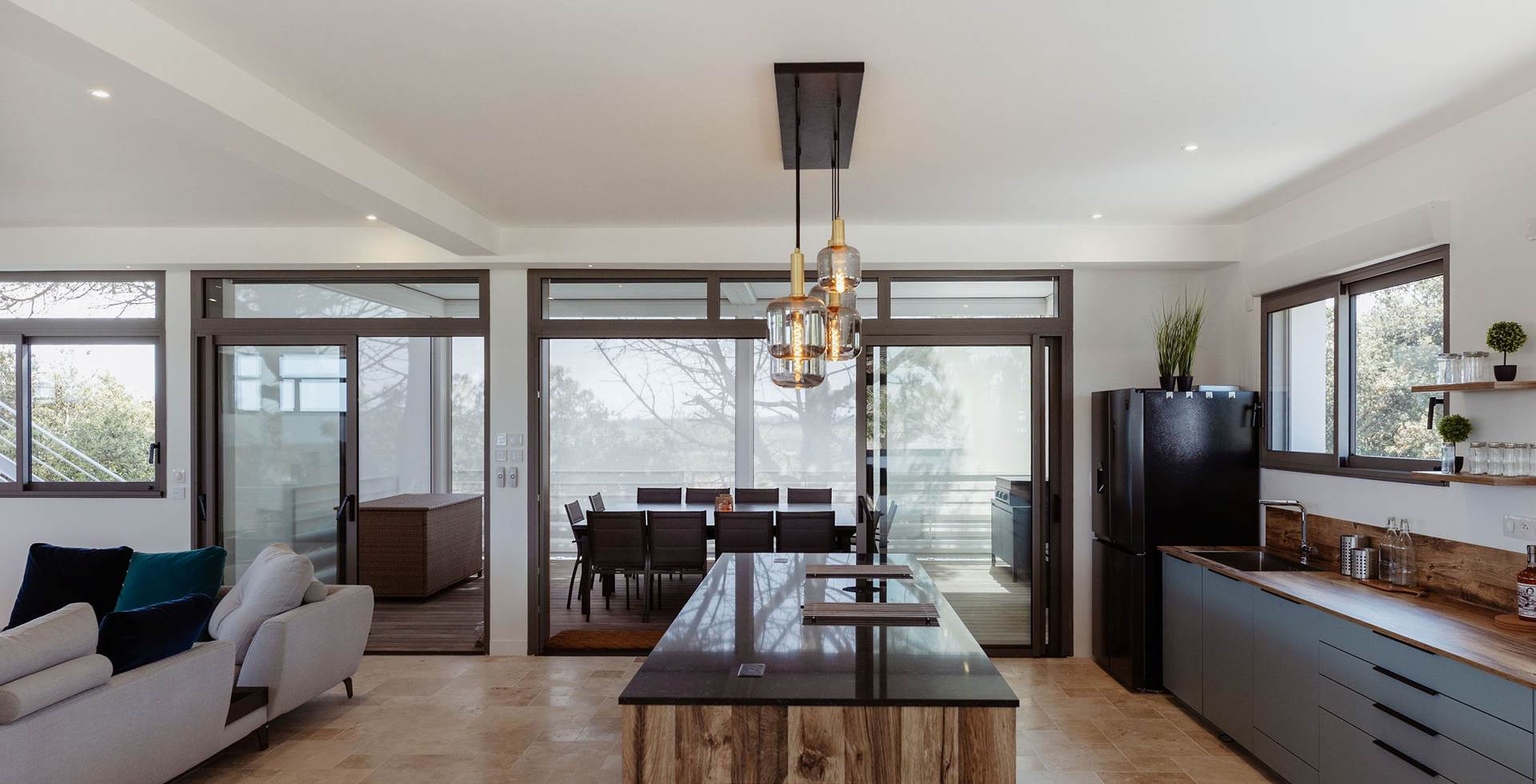Cuisine ouverte et moderne  Tout équipée : lave-vaisselle, four, micro-ondes, cafetière, grille-pain… comme à la maison !