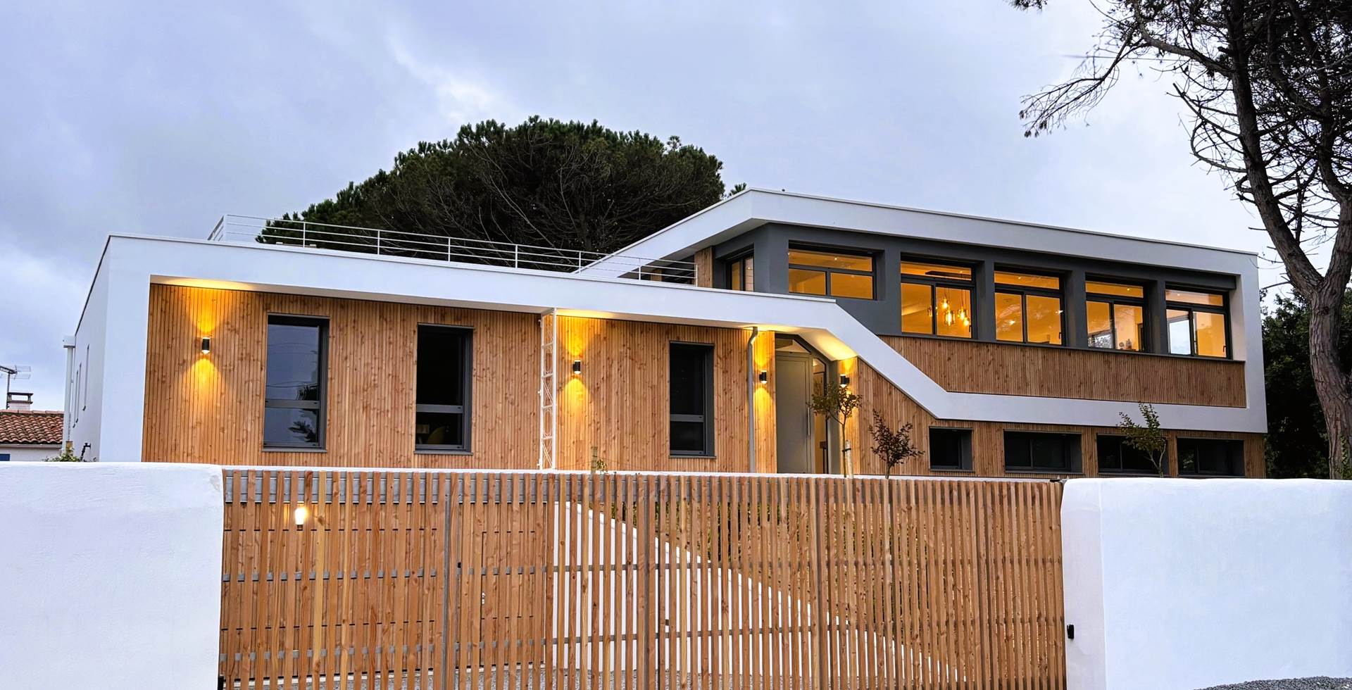 Façade de la Villa XO  Une maison lumineuse et accueillante, nichée dans un quartier calme de l’île d’Oléron.