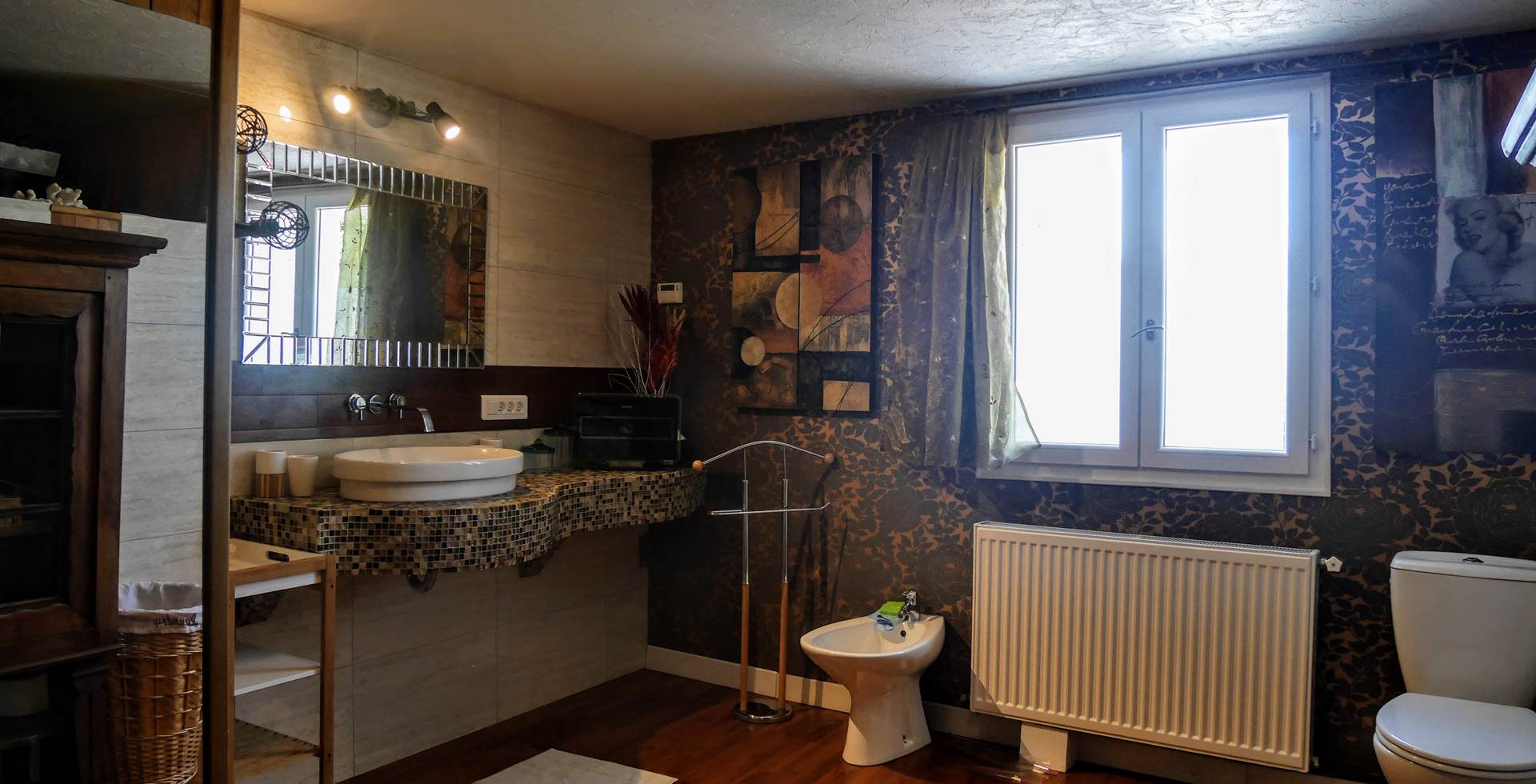 salle de bain rez de chaussé avec toilette et grand douche à l'italienne