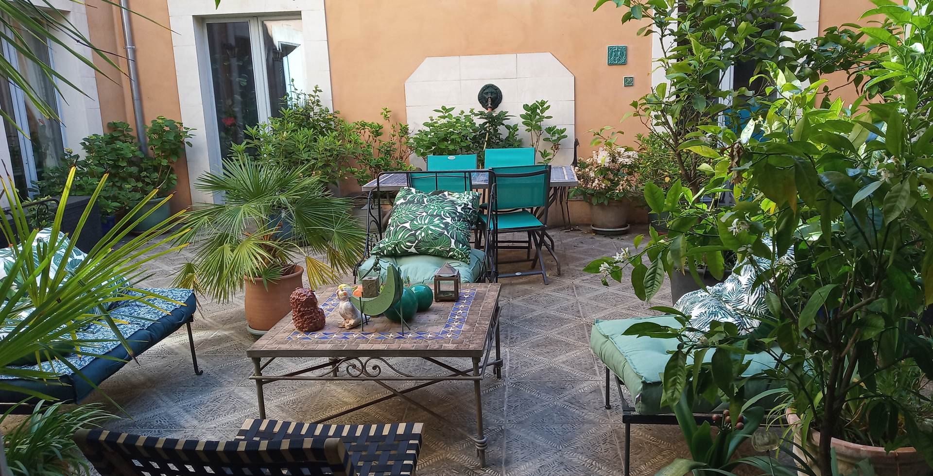 le patio de style méditerranéen de la Grenade bleue